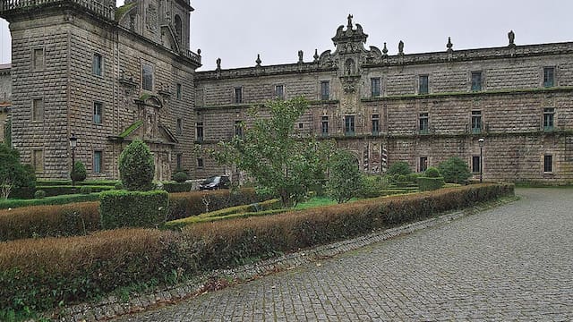 El pequeño pueblo de Galicia que esconde un monasterio de casi 900 años y está entre los más bonitos de España