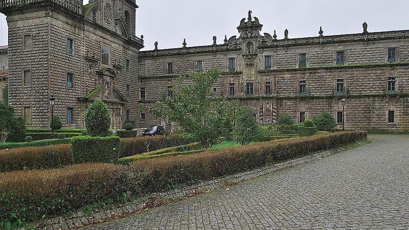 cuando se construyo el monasterio de santa maria de oseira
La construcción del Monasterio de Santa María la Real de Oseira comenzó en el año 1137.
Cronología principal
• 1137: Fundación inicial del monasterio (donación de tierras por el rey Alfonso VII).
• 1141: Se incorpora oficialmente a la Orden del Císter.
• Siglos XII - XIII (1200-1239): Se construye el gran templo monástico de estilo románico de transición y gótico ojival (consagrado en 1239).
• Siglo XV: Construcción de la famosa sala capitular (conocida como la «sala de las palmeras»).
• Siglo XVI y posteriores: Tras un incendio en 1552 y su unión a la Congregación Cisterciense de Castilla, se realizaron importantes ampliaciones y renovaciones (incluyendo los claustros y dependencias modernas).
• 1929 - 1990: Regreso de la comunidad monástica y un largo proceso de restauración integral tras años de abandono por la desamortización.
Si te interesa, puedo contarte más sobre sus tres claustros o cómo visitar el monasterio en la provincia de Ourense. ¿Qué te gustaría saber?
•
Monestirs
Santa María de Oseira
* Loc: San Cristovo de Cea, Orense * Ord: Cistercians (orig. Benedictine) * Timeline: * 1137: Land donated by Alfonso VII * 1141/m...
•
Wikipedia
Monasterio de Santa María la Real (Osera) - Wikipedia, la enciclopedia libre
* Entidad: Monasterio de Santa María la Real de Osera (Oseira, San Cristóbal de Cea, Orense, Galicia, España). * Orden: Trapense /
•
Arteguias
MONASTERIO DE OSEIRA - Arteguias
Los claustros. La anexión de Oseira a la Congregación de Castilla y un gran incendio ocurrido en 1551 obligaron a una profunda ren...
Mostrar todo
resumido parrafo
El Monasterio de Santa María la Real de Oseira se comenzó a construir en el año 1137 en Ourense tras una donación del rey Alfonso VII.