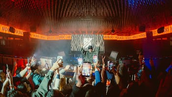 La marca de auriculares sueca que eligió Bizarrap ahora llega a la región con un plan millonario