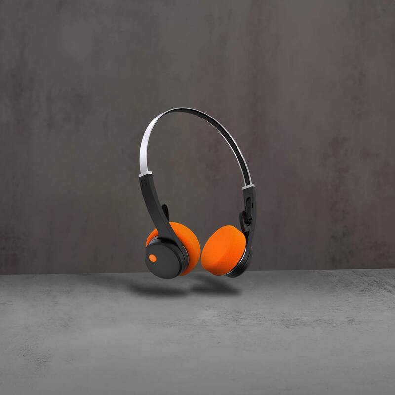 El modelo negro, con almohadillas naranjas, de los Mondo Freestyle, la versión que probamos para este análisis. Pesan apenas 78 gramos y ofrecen hasta 22 horas de batería con Bluetooth 5.3.