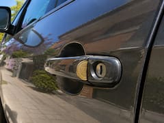 Qué significa encontrar una moneda en la manija de la puerta del auto y por qué es importante saber cómo actuar