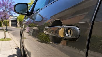 Qué significa encontrar una moneda en la manija de la puerta del auto y por qué es importante saber cómo actuar