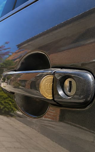 Encontrar una moneda en la manija de la puerta del auto: qué significa y por qué es importante saber cómo actuar
