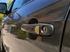 Qué significa encontrar una moneda en la manija de la puerta del auto y por qué es importante saber cómo actuar