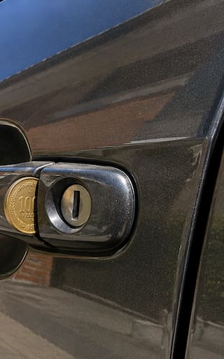 Qué significa encontrar una moneda en la manija de la puerta del auto y por qué es importante saber cómo actuar