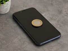 Poner una moneda arriba del celular: para qué sirve y qué efecto genera