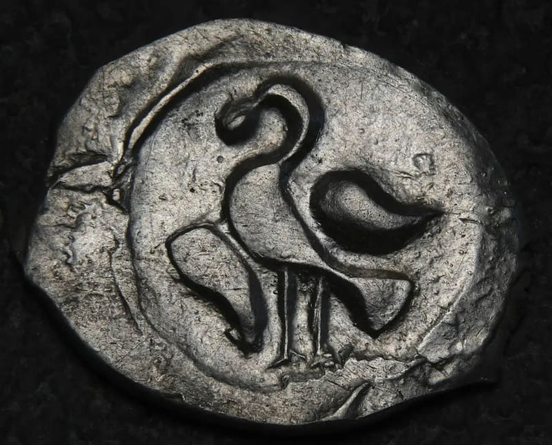 Arqueólogos rusos hallan un tesoro con más de 2600 monedas de plata del siglo XV.