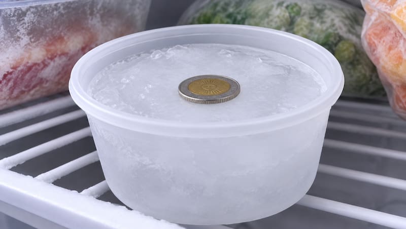 Si la moneda está hundida dentro del hielo o terminó en el fondo significa que el hielo se derritió y los alimentos podrían haber perdido la cadena de frío.
