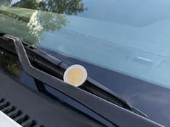 Encontrar una moneda en el parabrisas del auto: qué significa y por qué no se debe ignorar
