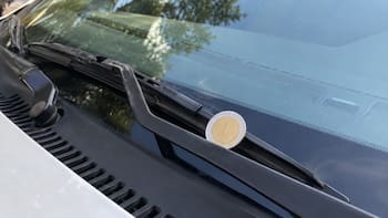Encontrar una moneda en el parabrisas del auto: qué significa y por qué no se debe ignorar