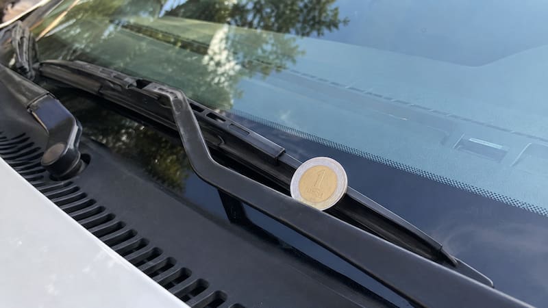 Encontrar una moneda en el parabrisas del auto: qué significa y por qué no se debe ignorar.