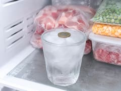 Poner una moneda sobre un vaso de hielo antes de salir de viaje: para qué sirve y por qué recomiendan hacerlo