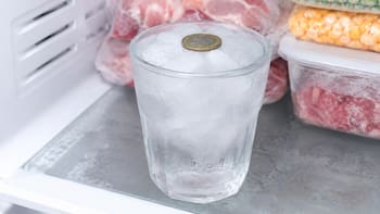 Poner una moneda sobre un vaso de hielo antes de salir de viaje: para qué sirve y por qué recomiendan hacerlo