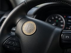 Pegar una moneda al volante del auto: para que sirve y por qué es importante para el funcionamiento del coche