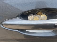 Colocar un conjunto de monedas en la manija del auto: para qué sirve y por qué lo recomiendan