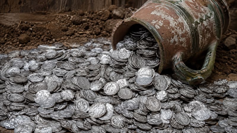 Hallazgo sin precedentes | Descubren un tesoro oculto con más de 2600 monedas de plata del siglo XV.