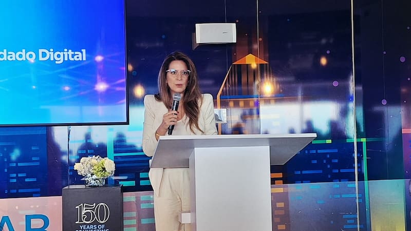 Mónica Aspe, directora general de AT&T México