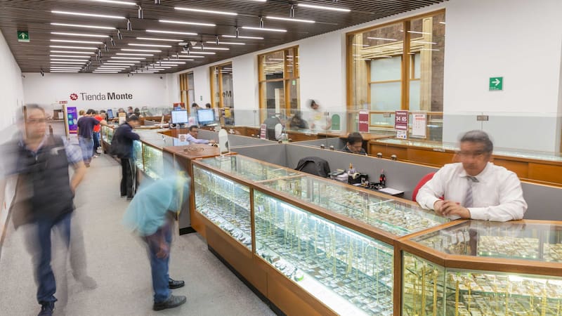 Monte de Piedad sigue en huelga, clientes resienten la cuesta de enero.