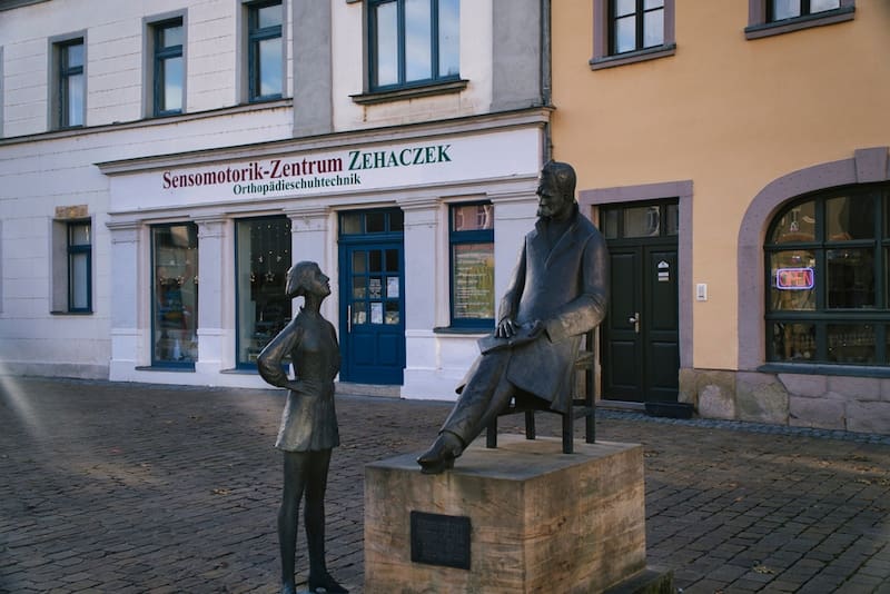 Monumento a Friedrich Nietzsche en la plaza del Mercado de Naumburg en Alemania.
