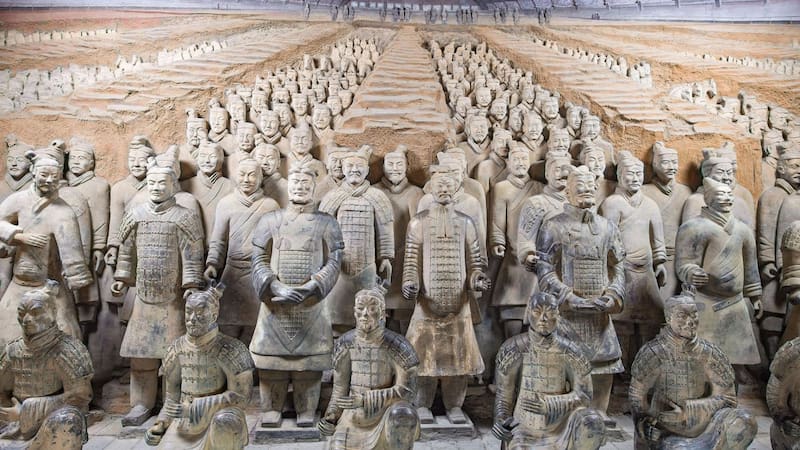 En 1974, campesinos chinos cavaron un pozo y desenterraron piezas de soldados de arcilla en tamaño natural: hoy es uno de los monumentos más visitados de China.