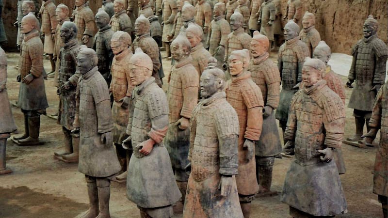 En 1974, campesinos chinos cavaron un pozo y desenterraron piezas de soldados de arcilla en tamaño natural: hoy es uno de los monumentos más visitados de China.