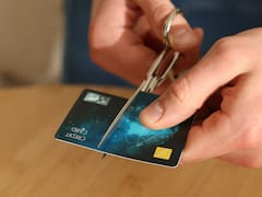 Con morosidad en alza, cómo dar de baja una tarjeta de crédito sin cancelar las deudas y qué permite hacer la ley