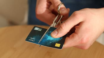 Con morosidad en alza, cómo dar de baja una tarjeta de crédito sin cancelar las deudas y qué permite hacer la ley