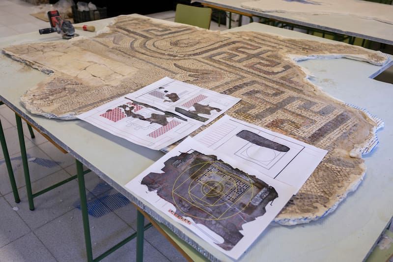 El hallazgo de un nuevo mosaico romano, del que se conservan unos 40 metros cuadrados, en el sótano del propio Ayuntamiento de Écija (Sevilla),