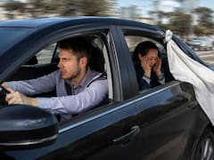 Cuál es el significado de poner una tela blanca colgando de la ventana de un auto en la ruta