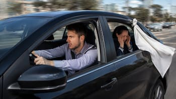 Cuál es el significado de poner una tela blanca colgando de la ventana de un auto en la ruta