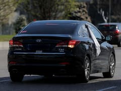 Mostrar una tela blanca en la ventana de un coche en movimiento: qué significa y para qué se usa