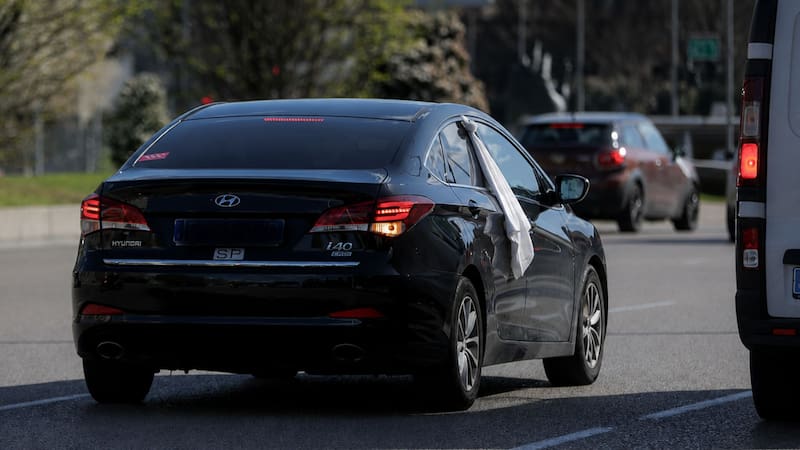 Mostrar una tela blanca en la ventana de un coche en movimiento: qué significa y para qué se usa