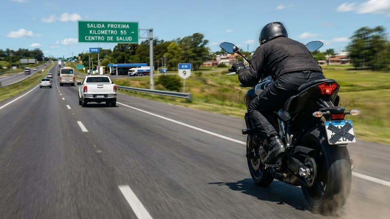 Confirmado y oficial | El Gobierno multará a todos los autos y motos que conduzcan con la patente tapada.