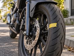 Poner un trozo de cinta adhesiva en la rueda trasera de la moto: para qué sirve y por qué conviene hacerlo al estacionarla
