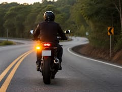 Qué significa que una moto prenda la luz direccional izquierda y cómo responder