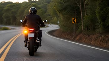 Qué significa que una moto prenda la luz direccional izquierda y cómo responder