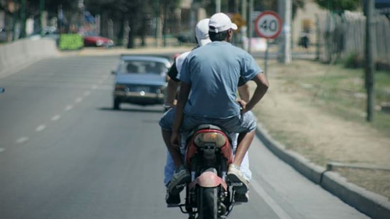 Desde este 20 de enero, está en vigencia una nueva normativa que limita el uso de motocicletas para dos personas.