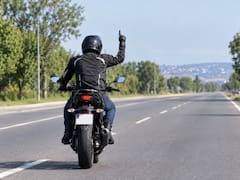 Qué significa que un motociclista mueva el dedo en círculo mientras maneja y por qué debes prestar atención