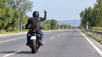 Qué significa que un motociclista mueva el dedo en círculo mientras maneja y por qué debes prestar atención