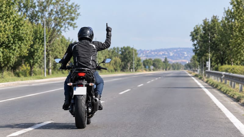 Qué significa que un motociclista mueva el dedo en círculo mientras maneja y por qué debes prestar atención