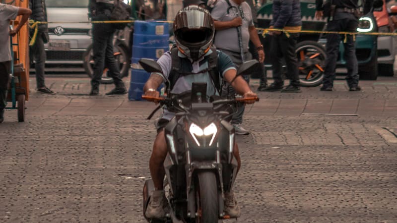 El riesgo para los motociclistas también se refleja en las estadísticas de mortalidad vial. De acuerdo con datos de la Secretaría de Salud, en 2023 las personas usuarias de motocicleta representaron 17.2% de las muertes asociadas a siniestros viales en México.
