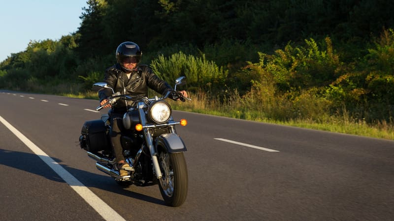 Qué significa que un motociclista extienda su brazo izquierdo doblado en 90° y cómo actuar correctamente