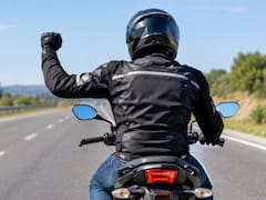 Qué significa que un motociclista extienda su brazo izquierdo doblado en 90° y cómo actuar correctamente