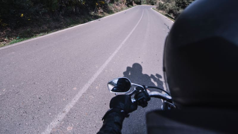 Qué significa que un motociclista extienda su brazo izquierdo doblado en 90° y cómo actuar correctamente