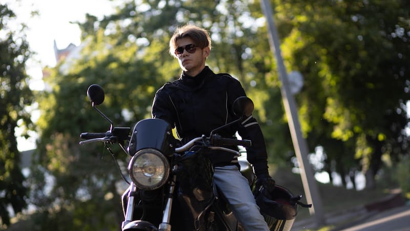 La legislación de este estado de Estados Unidos distingue entre motociclistas adultos y menores de edad.