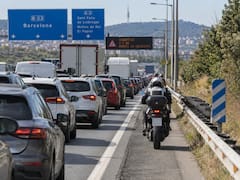 Oficial | Desde el 1 de octubre los motoristas podrán circular por el arcén en estos casos: límite de 30 km/h