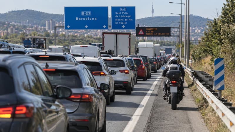 Oficial | Desde el 1 de octubre los motoristas podrán circular por el arcén en estos casos: límite de 30 km/h (foto: ChatGPT)