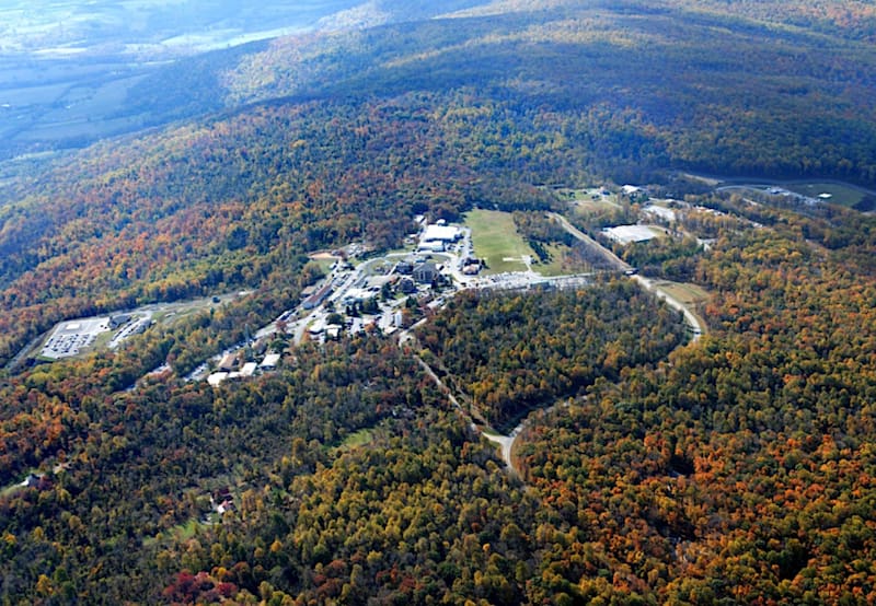 El complejo cuenta con sistemas independientes de energía, agua y aire, diseñados para soportar ataques químicos, biológicos y nucleares.