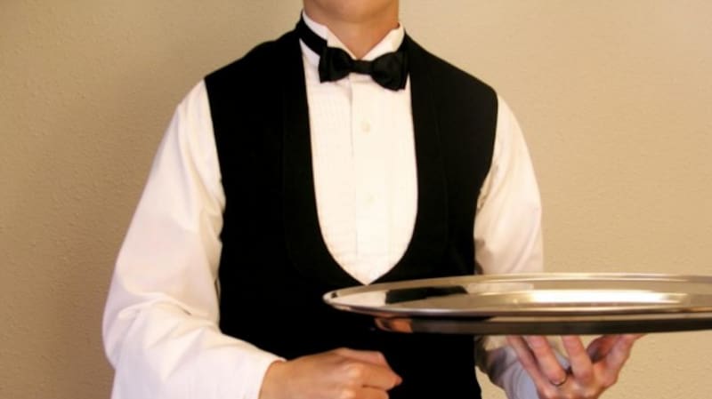 El gesto de ayudar a los camareros a levantar la meza es un claro ejemplo de buen comportamiento social.