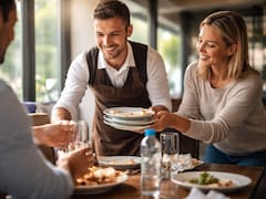 Qué significa que una persona ayude a los mozos a recoger la mesa, según la psicología